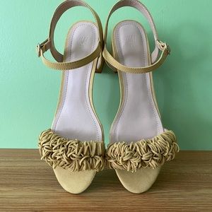 New without tag H & M block heel sandals size 39 color-Mustard